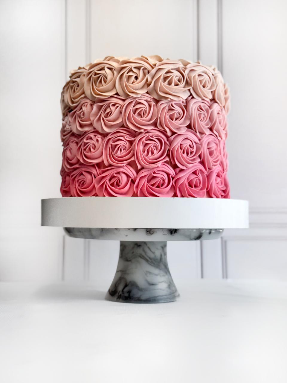 Pastel nupcial con flores naturales CDMX